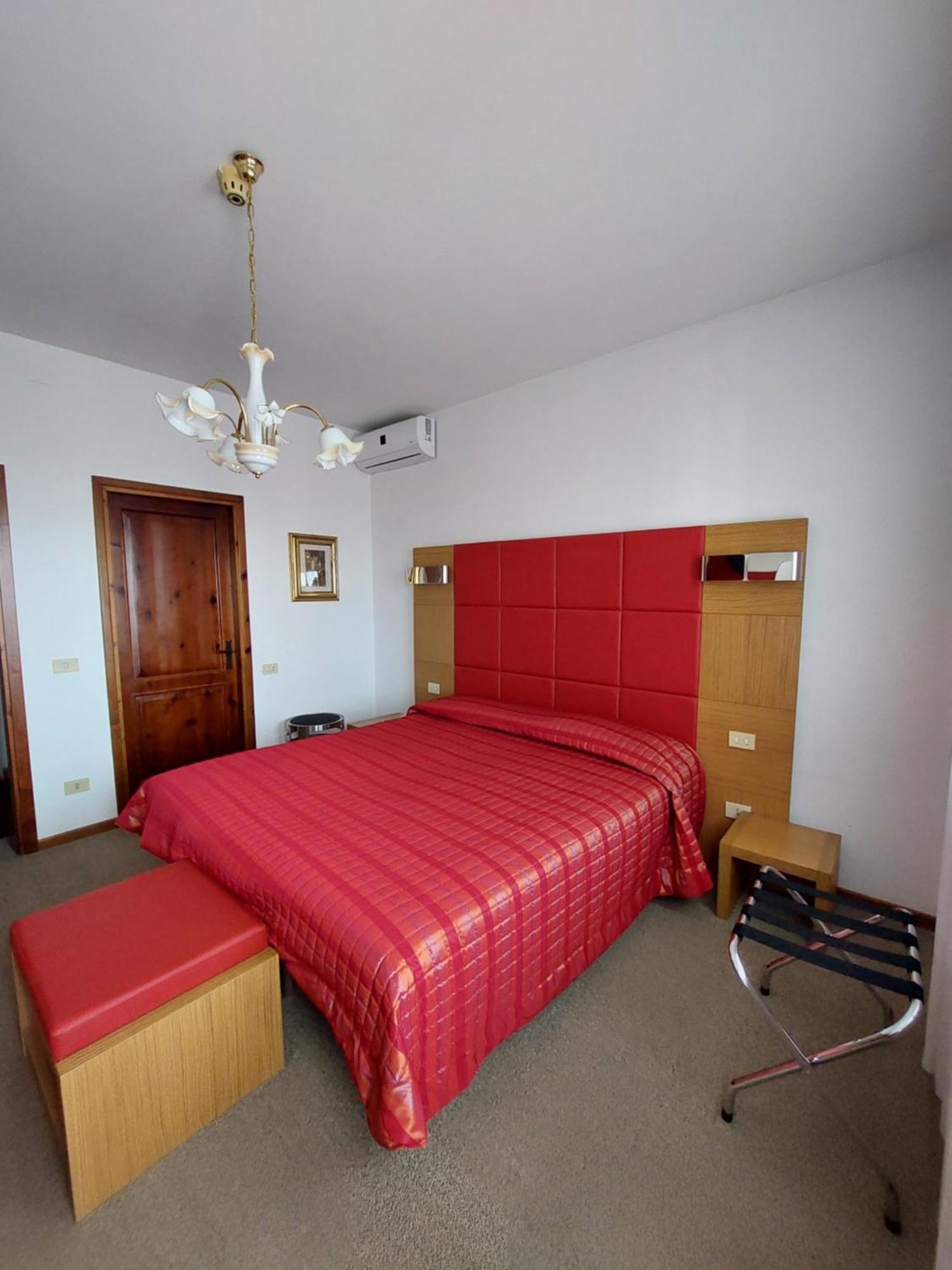 Albergo Alla Pineta Montebelluna Bagian luar foto